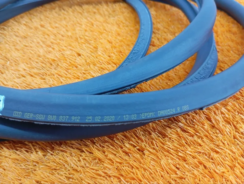 Уплотнитель проема двери