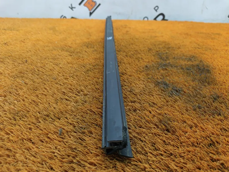 Уплотнитель стекла двери