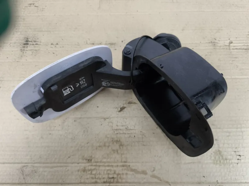 Лючок топливного бака