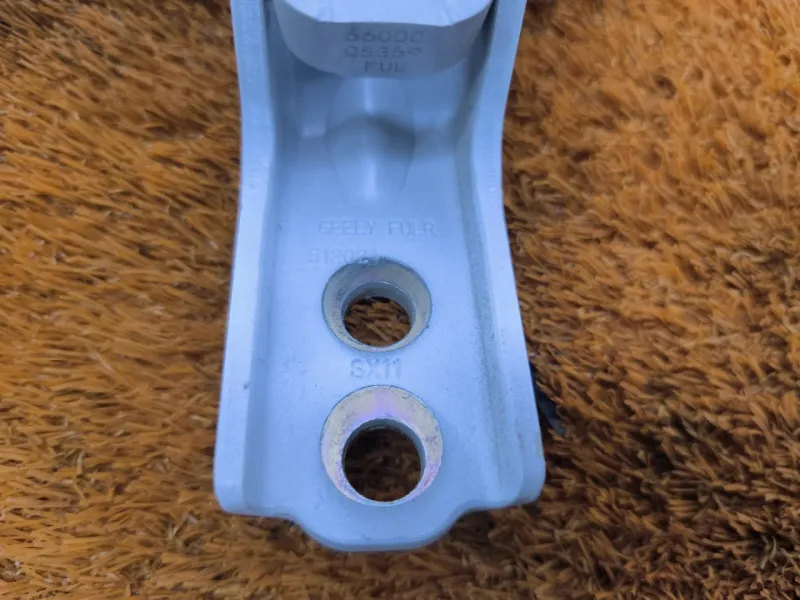 Петля двери