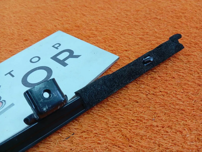 Направляющая стекла двери