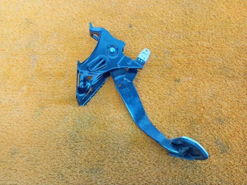 Педаль тормоза