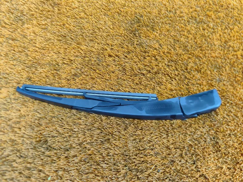 Поводок стеклоочистителя багажника