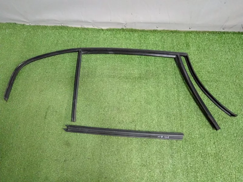 Уплотнитель стекла двери