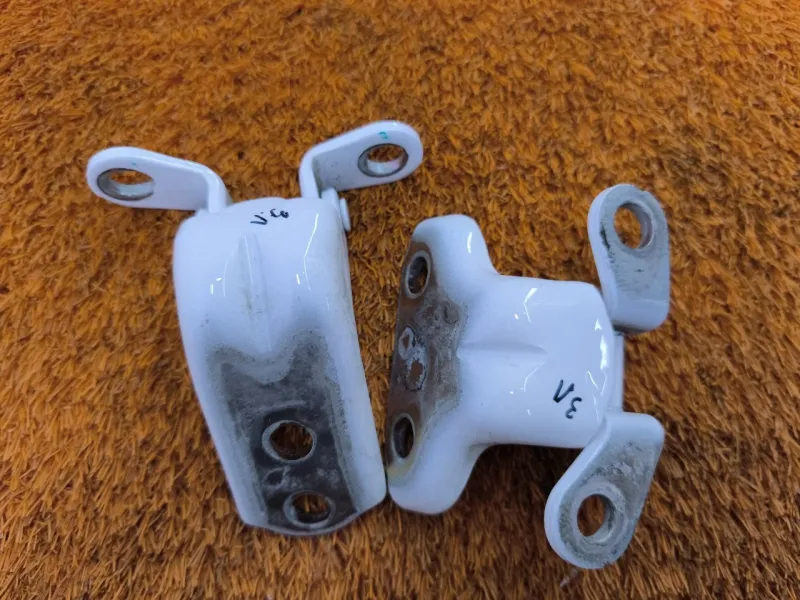 Петля двери