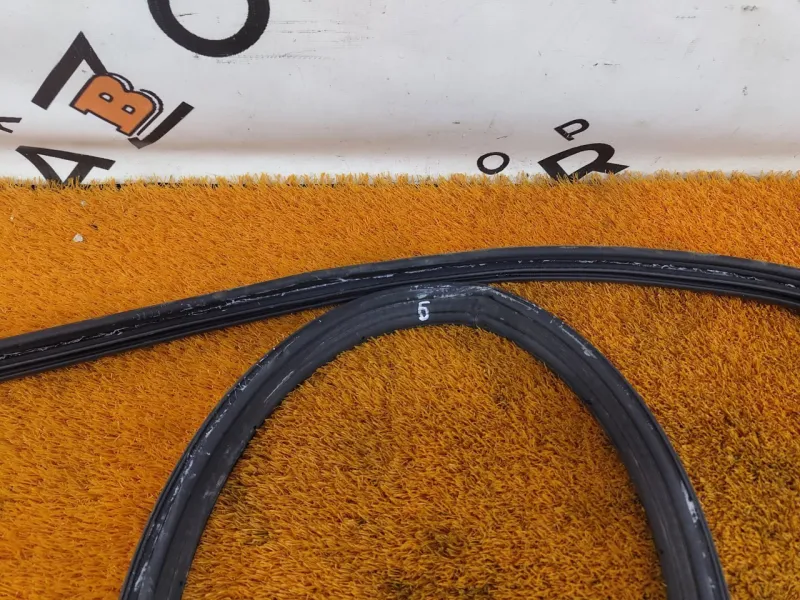 Уплотнитель багажника