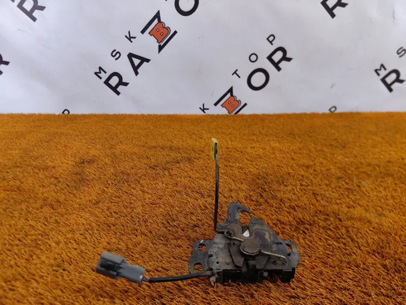 Замок капота