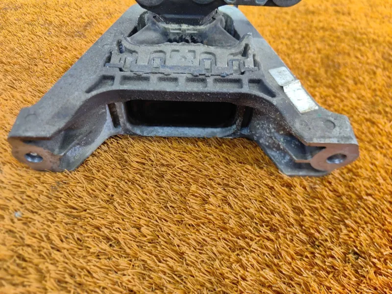 Подушка двигателя