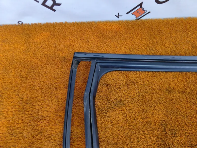 Уплотнитель стекла двери