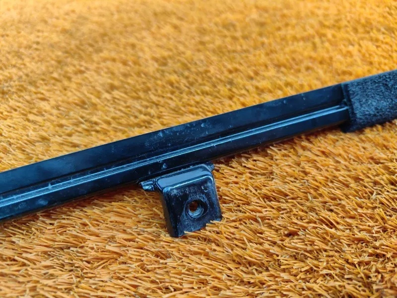 Направляющая стекла двери