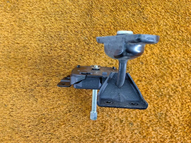 Крепление запасного колеса