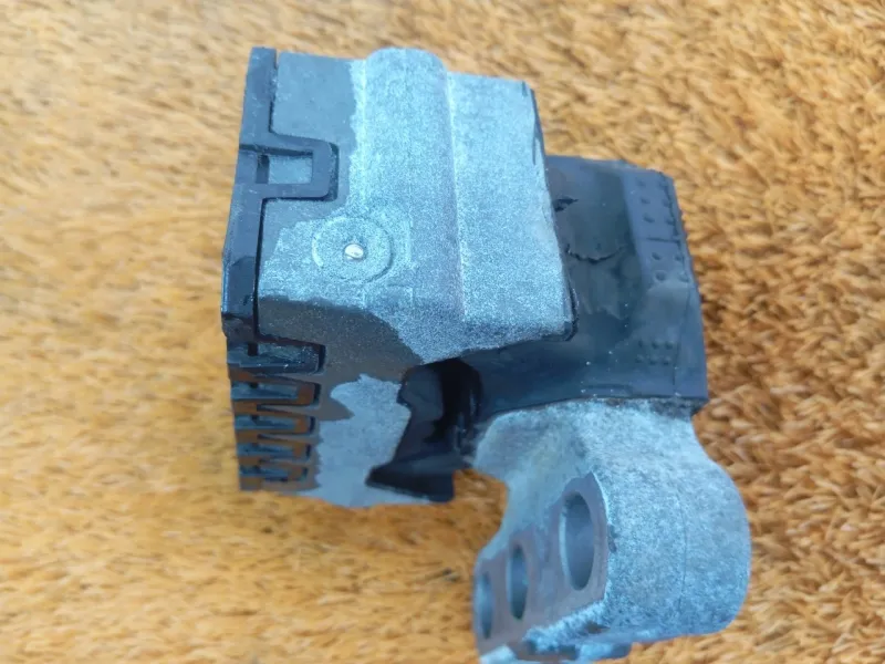 Подушка двигателя