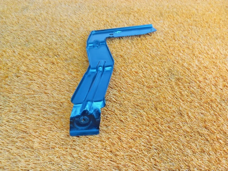 Кронштейн заднего бампера