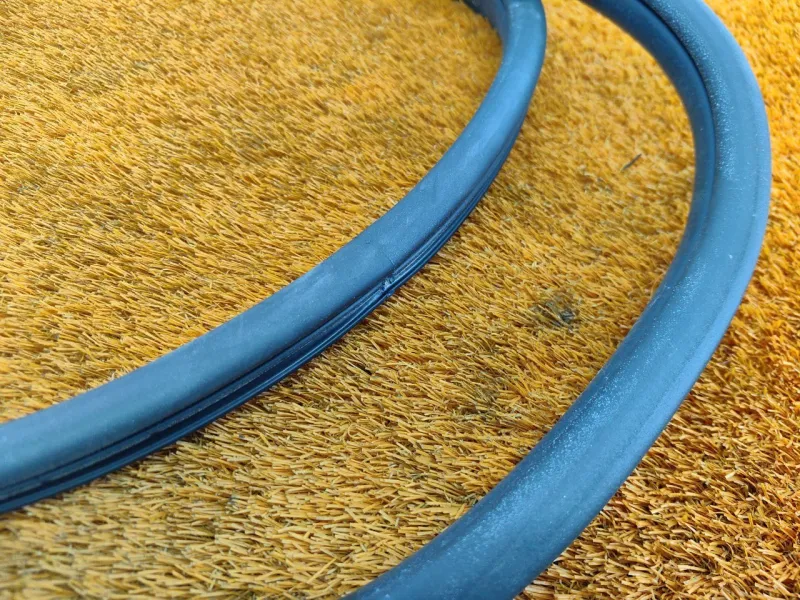 Уплотнитель проема двери