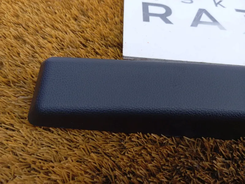 Накладка крышки багажника