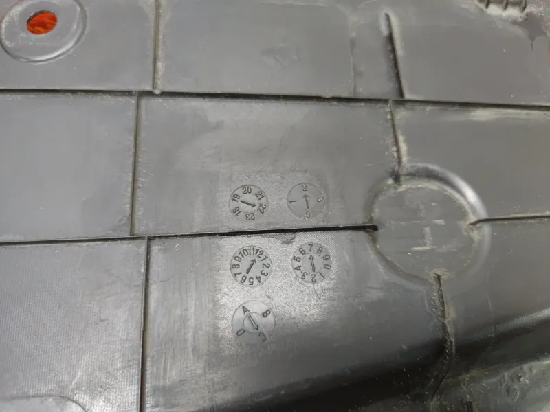 Накладка замка капота