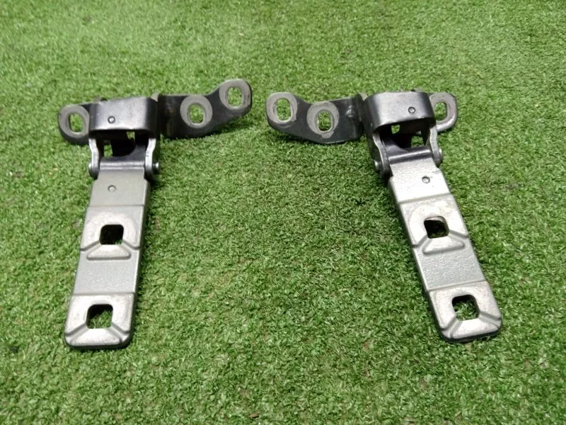 Петля двери багажника