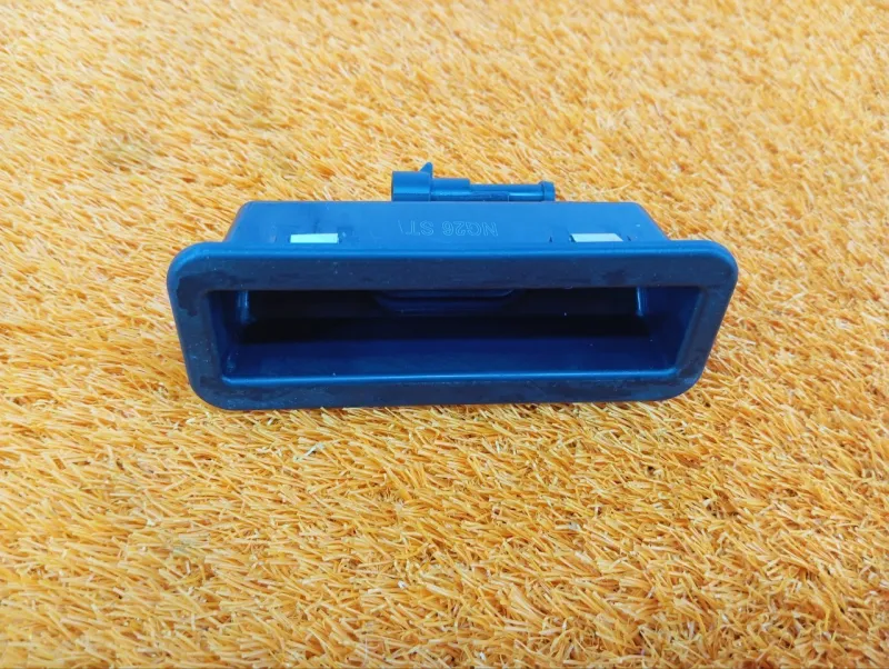 Кнопка открывания багажника