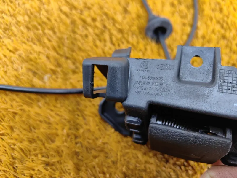 Ручка открывания капота