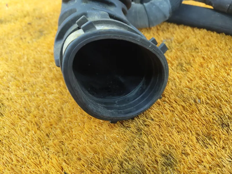 Патрубок воздушного фильтра