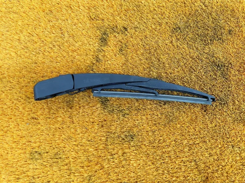 Поводок стеклоочистителя багажника