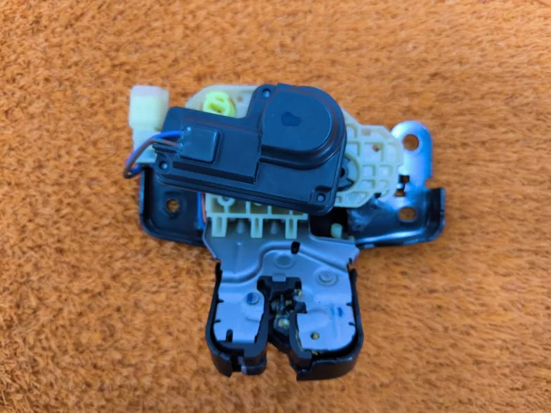 Замок багажника