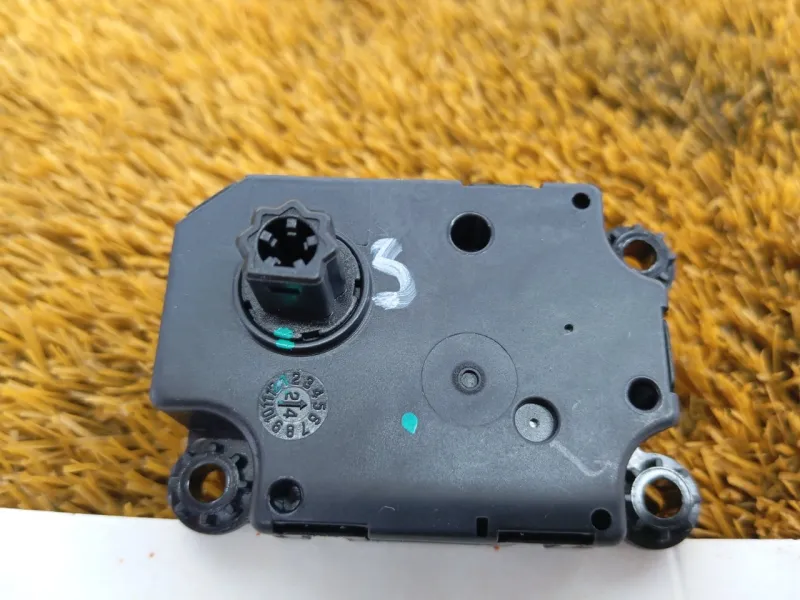 Моторчик заслонки печки