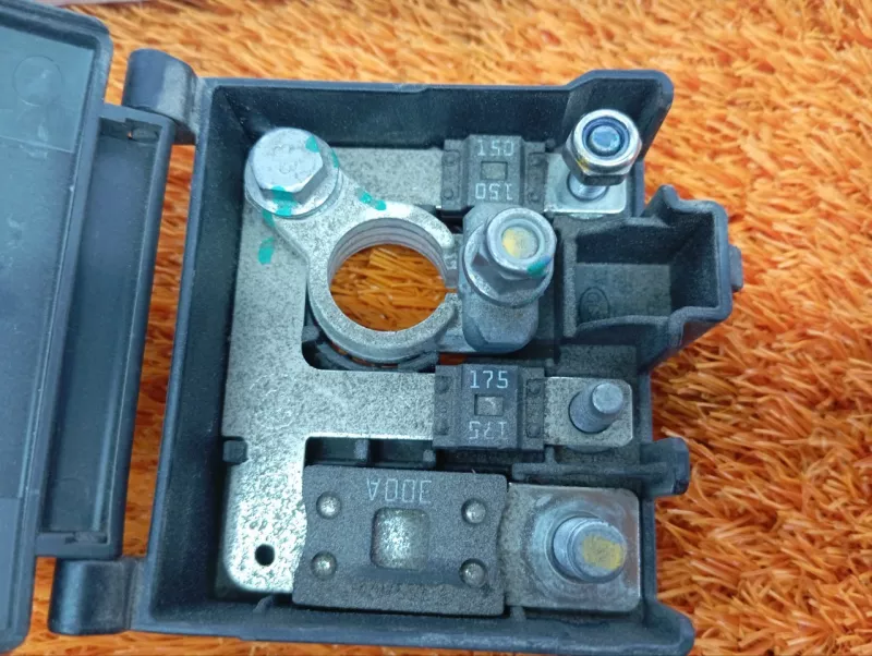 Клемма аккумулятора