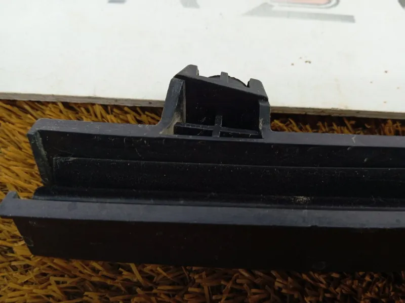 Направляющая стекла двери