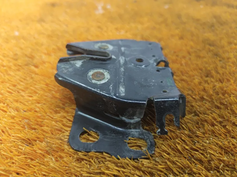 Замок капота