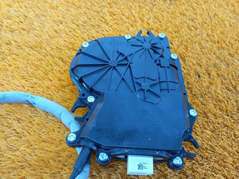 Доводчик двери багажника