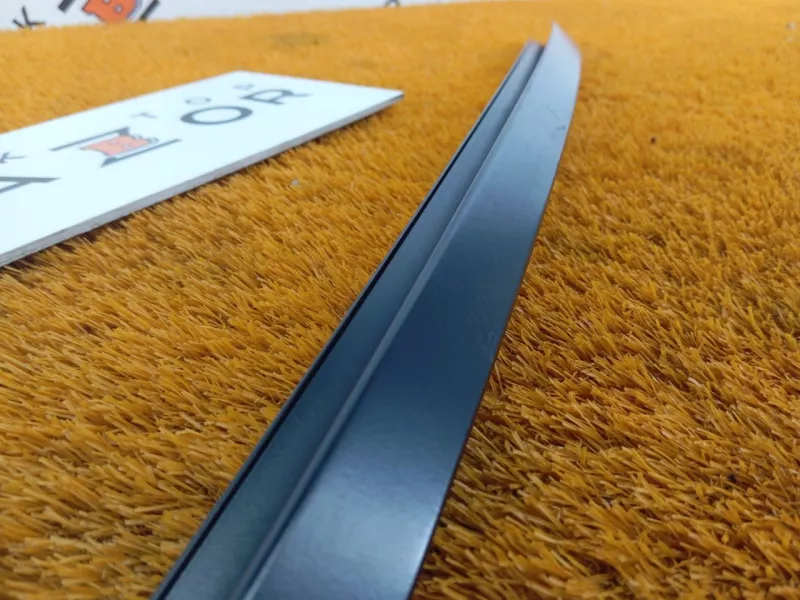 Направляющая стекла двери