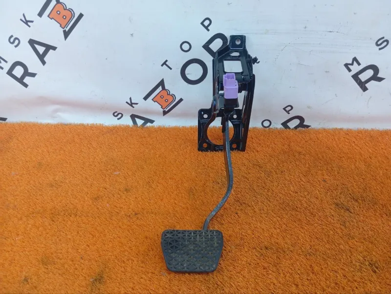 Педаль тормоза