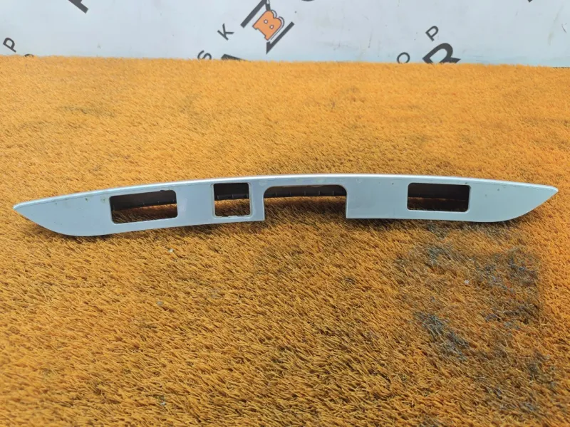 Накладка крышки багажника