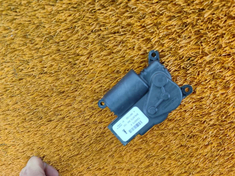 Сервопривод заслонок печки