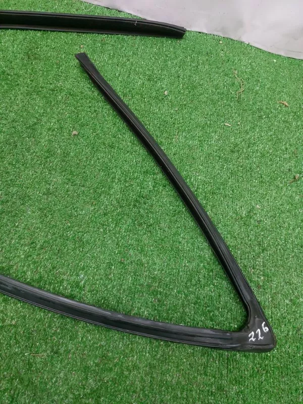 Уплотнитель стекла двери