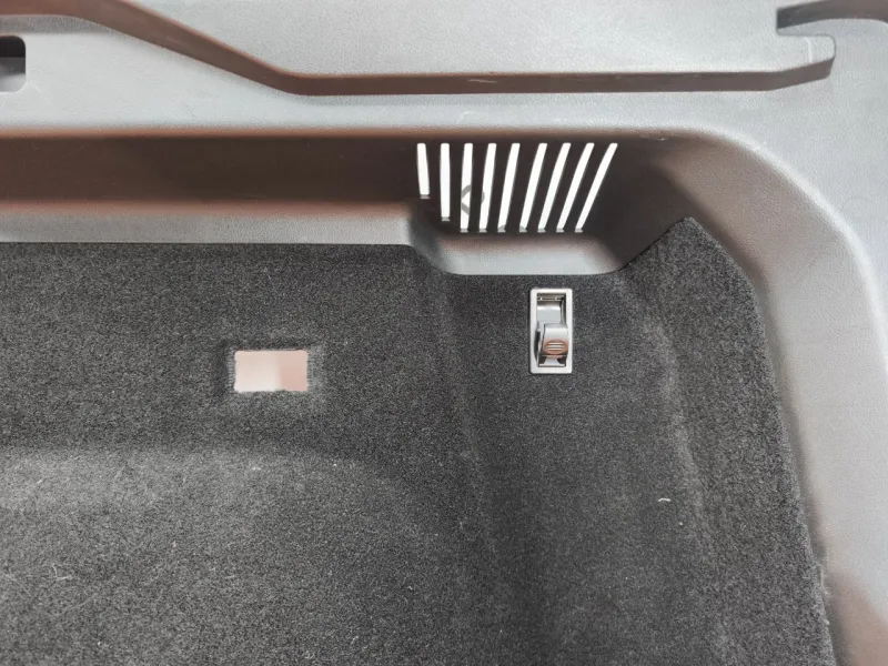 Обшивка багажника