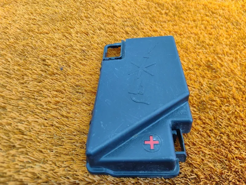 Крышка блока предохранителей