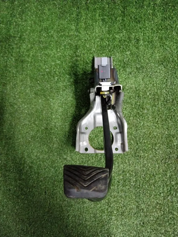 Педаль тормоза