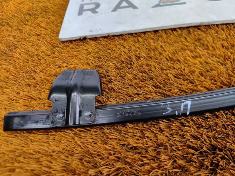 Направляющая стекла двери