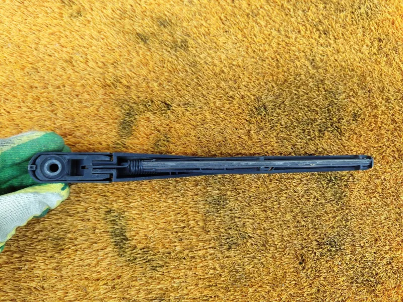 Поводок стеклоочистителя багажника