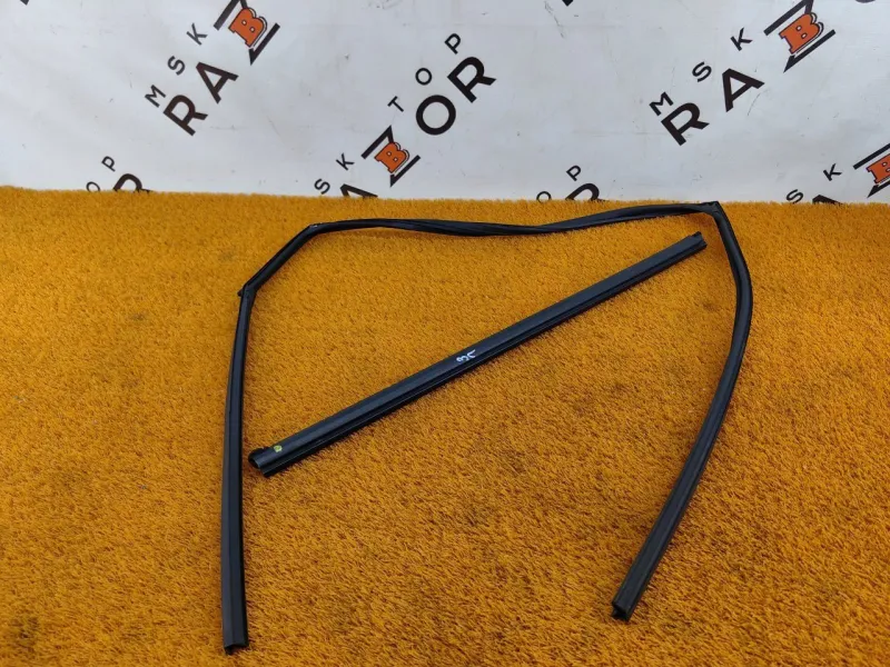 Уплотнитель стекла двери