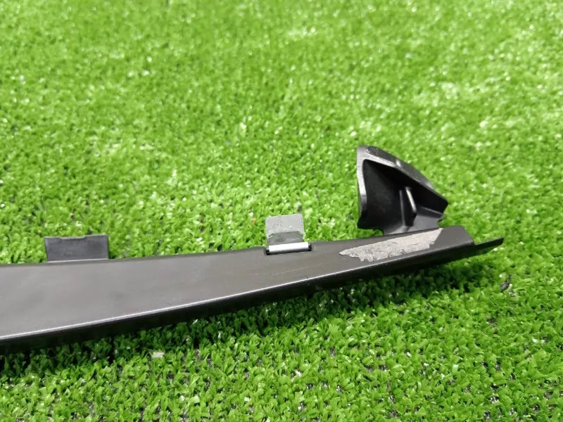 Кронштейн уплотнителя двери