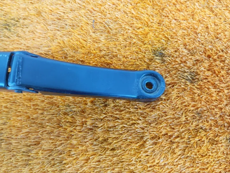 Поводок стеклоочистителя лобового стекла