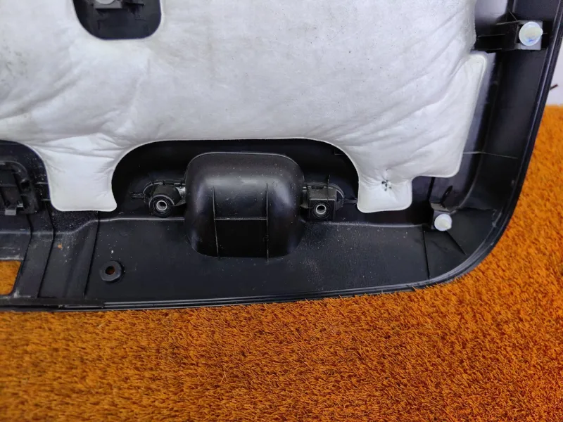 Обшивка крышки багажника