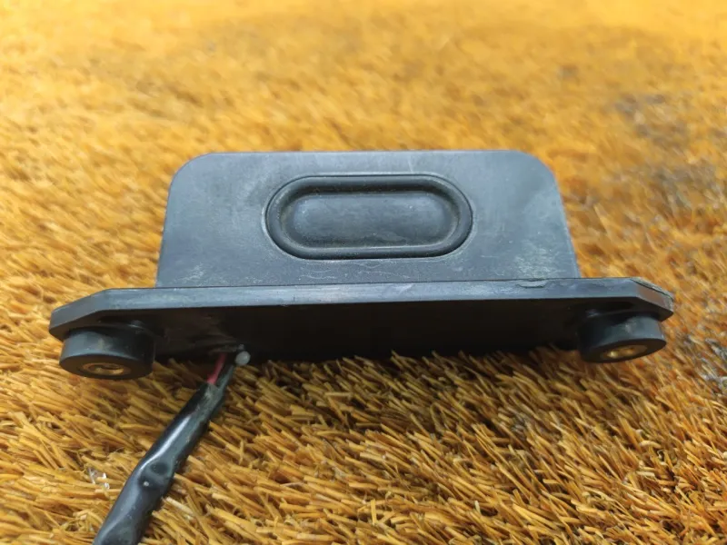 Кнопка открывания багажника