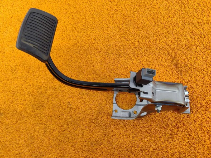 Педаль тормоза