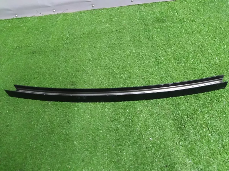 Направляющая стекла двери