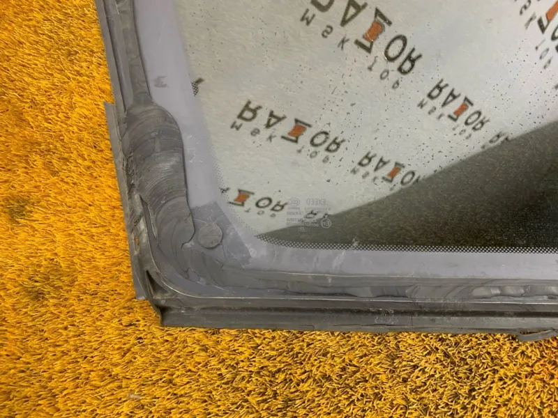 Стекло кузовное глухое