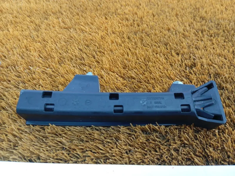 Направляющая стекла двери